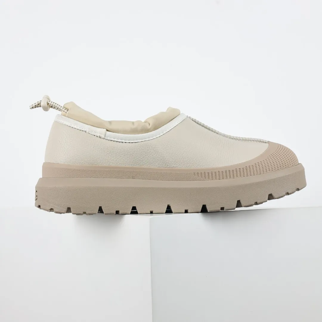 Pick up locally 💰620 Core recommendation Good price Cashmere insoles are a very suitable choice for keeping warm in winter and at home. In the new year, uug launched a series of styles, which are partial to the preferences of young consumers and have also moved to the forefront of fashion trends. Shoe body material Water-repellent coated suede upper 17mm UGGPURE™ implanted wool insole Lightweight non-slip comfortable rubber outsole With brand LOGO Trademark Comes with a full set of packaging Size: 35 36 37 38 39 40 41 42 43 44